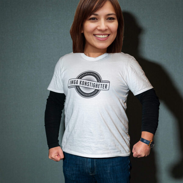Inga Konstigheter t-shirt med personlig signatur dam